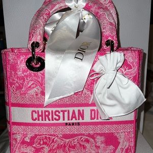 MEDIUM LADY D-LITE BAG
Fluorescent Pink Toile de Jouy Reverse Embroidery